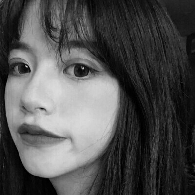 �˸и���Ů���ڰ���į΢��ͷ��