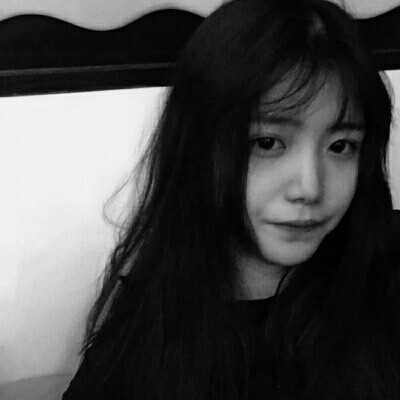 �˸и���Ů���ڰ���į΢��ͷ��