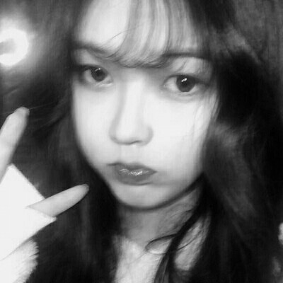 �˸и���Ů���ڰ���į΢��ͷ��