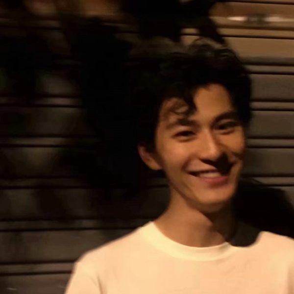 �ڰ�����˧��ʱ�г����΢��ͷ��