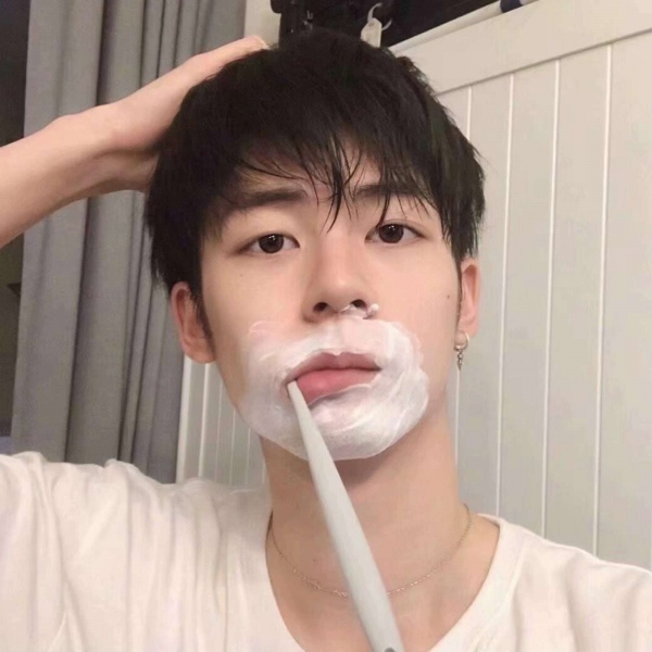 �ڰ�����˧��ʱ�г����΢��ͷ��