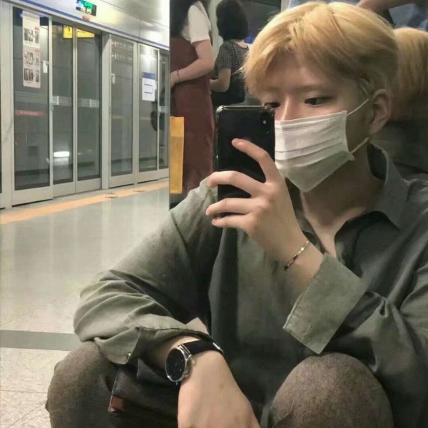 �ڰ�����˧��ʱ�г����΢��ͷ��