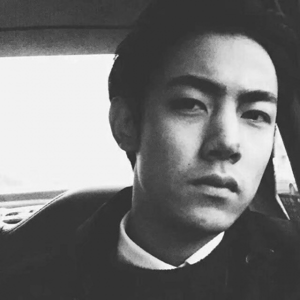 �ڰ�����˧��ʱ�г����΢��ͷ��