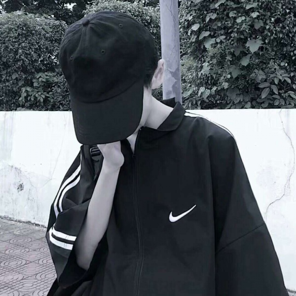 �ڰ�����˧��ʱ�г����΢��ͷ��