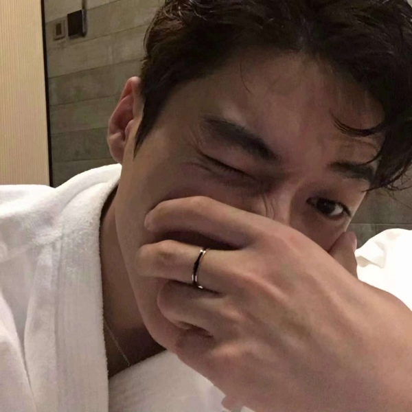 �ڰ�����˧��ʱ�г����΢��ͷ��