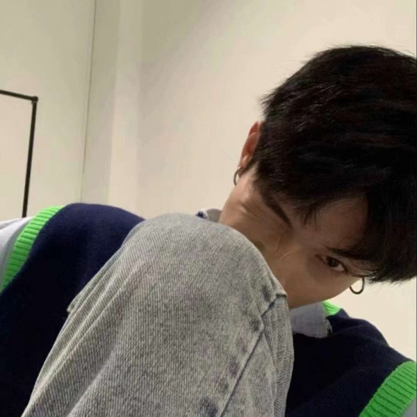 �ڰ�����˧��ʱ�г����΢��ͷ��