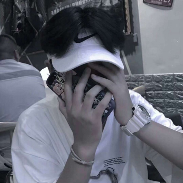 �ڰ�����˧��ʱ�г����΢��ͷ��