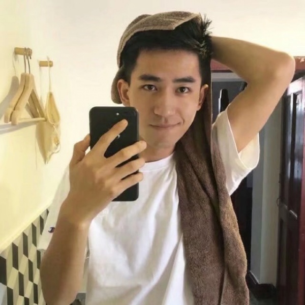 �ڰ�����˧��ʱ�г����΢��ͷ��