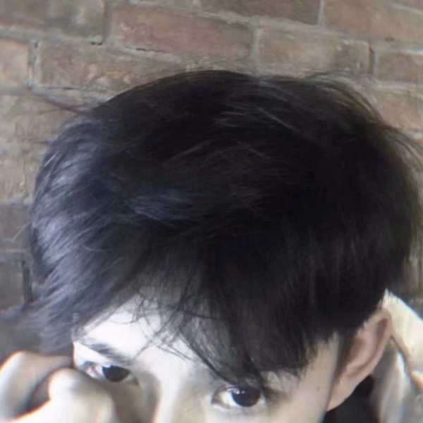 �ڰ�����˧��ʱ�г����΢��ͷ��