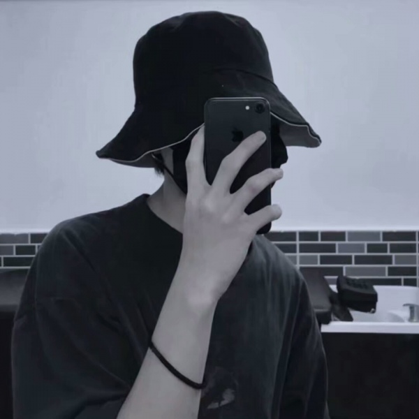 �ڰ�����˧��ʱ�г����΢��ͷ��