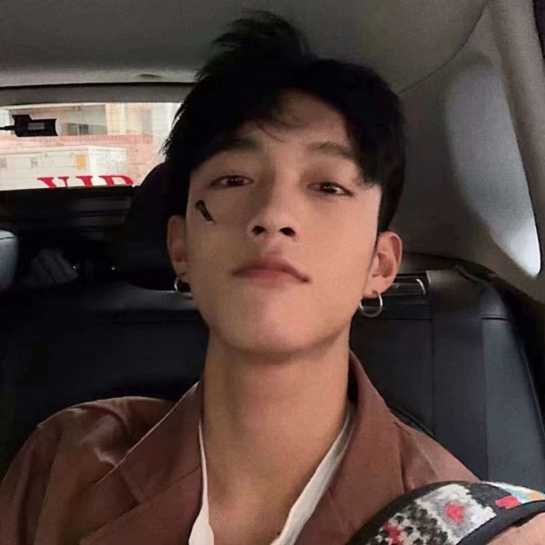 �ڰ�����˧��ʱ�г����΢��ͷ��