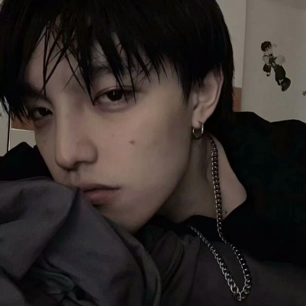 �ڰ�����˧��ʱ�г����΢��ͷ��