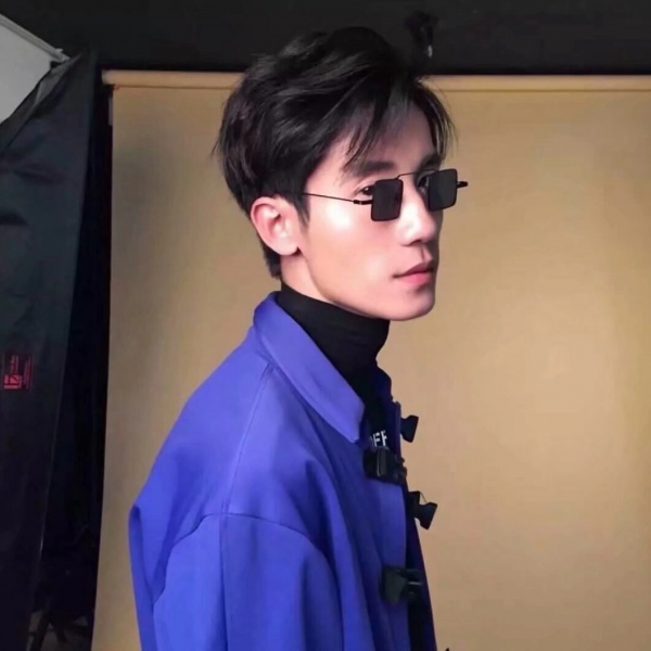 �ڰ�����˧��ʱ�г����΢��ͷ��