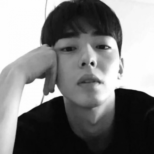 �ڰ�����˧��ʱ�г����΢��ͷ��