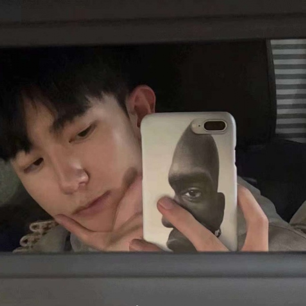 �ڰ�����˧��ʱ�г����΢��ͷ��