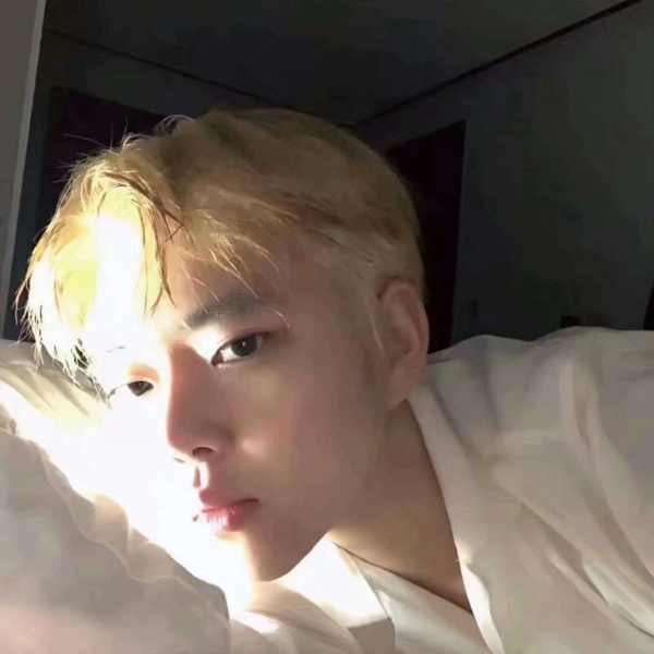 �ڰ�����˧��ʱ�г����΢��ͷ��