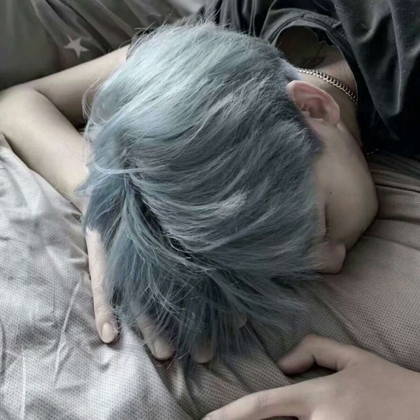 �ڰ�����˧��ʱ�г����΢��ͷ��