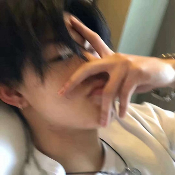 �ڰ�����˧��ʱ�г����΢��ͷ��