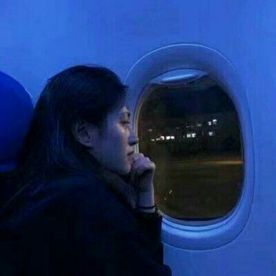 ��ɫ����Ů��΢��ͷ��