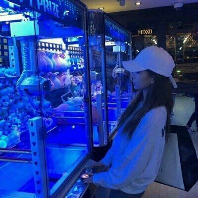 ��ɫ����Ů��΢��ͷ��