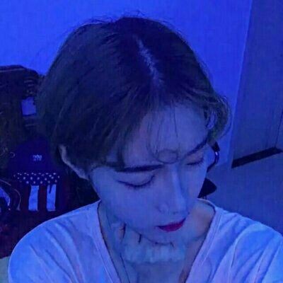 ��ɫ����Ů��΢��ͷ��