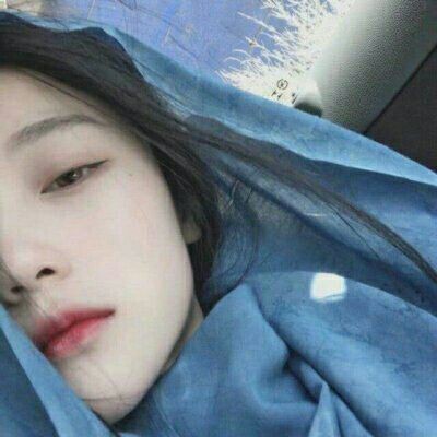 ��ɫ����Ů��΢��ͷ��