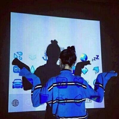 ��ɫ����Ů��΢��ͷ��