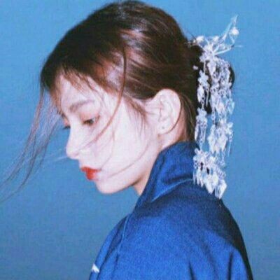 ��ɫ����Ů��΢��ͷ��