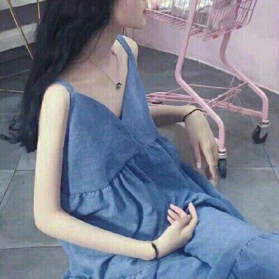 ��ɫ����Ů��΢��ͷ��