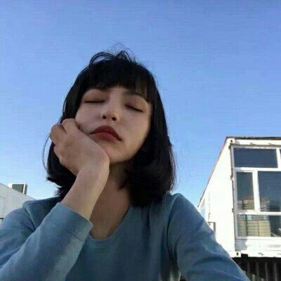 ��ɫ����Ů��΢��ͷ��