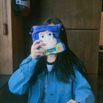 ��ɫ����Ů��΢��ͷ��