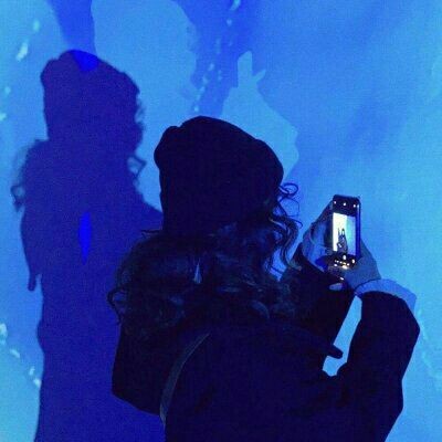 ��ɫ����Ů��΢��ͷ��