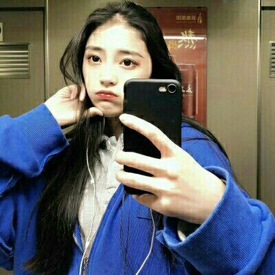 ��ɫ����Ů��΢��ͷ��