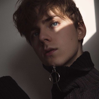 ŷ����������˧���ľ����ſ�ͷ��