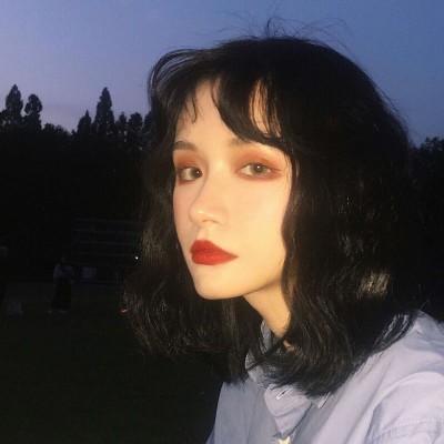 �����ﱻ˼��Χ�Ƶ�Ů��ͼƬ