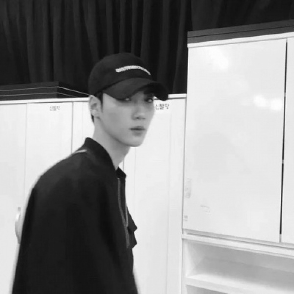 �ſ�ڰ���ɫ��������ק������ͷ��