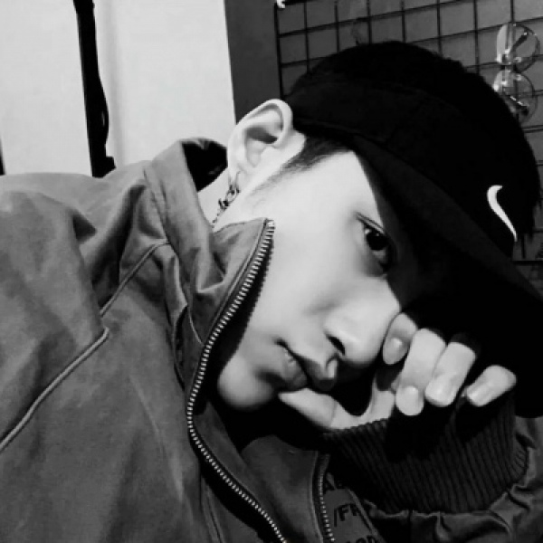 �ſ�ڰ���ɫ��������ק������ͷ��