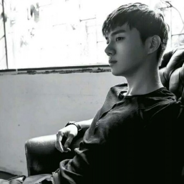 �ſ�ڰ���ɫ��������ק������ͷ��