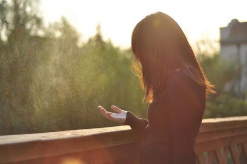 形容一个人孤孤单单的网名,怪寂寞丶频繁侵扰