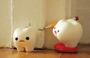 好看的个性昵称:拽着你的衣角╯要糖吃