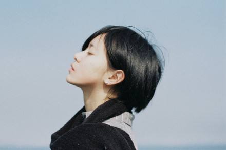 ���ڼ�į�����֣�Ů���¶���į������ȫ