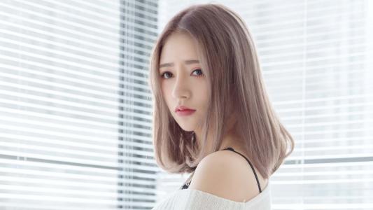 �¼�����·ʱ�űߵĲݶ���˻���